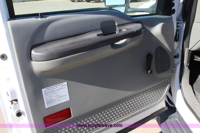 image for item L2385 2007 Ford F550 utility truck with crane