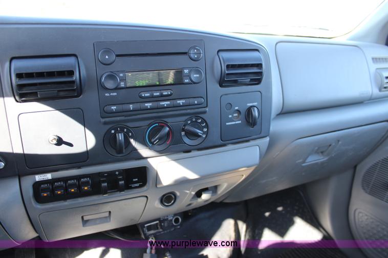 image for item L2385 2007 Ford F550 utility truck with crane