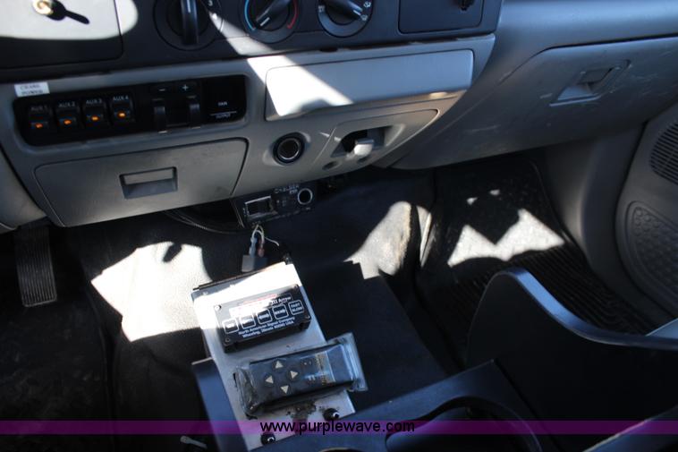 image for item L2385 2007 Ford F550 utility truck with crane