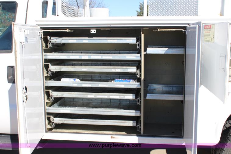 image for item L2385 2007 Ford F550 utility truck with crane