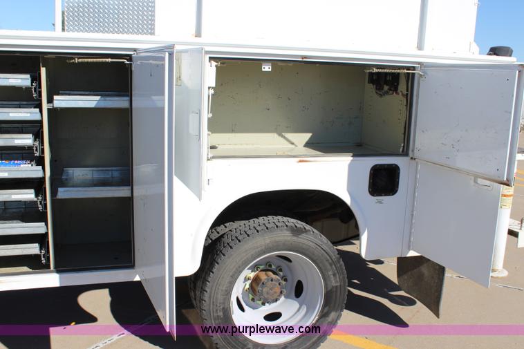 image for item L2385 2007 Ford F550 utility truck with crane