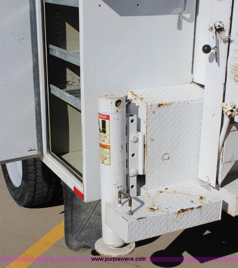 image for item L2385 2007 Ford F550 utility truck with crane