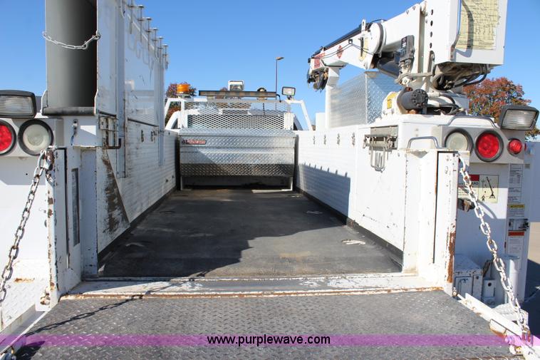 image for item L2385 2007 Ford F550 utility truck with crane