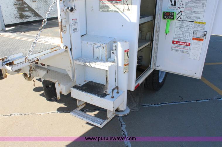 image for item L2385 2007 Ford F550 utility truck with crane