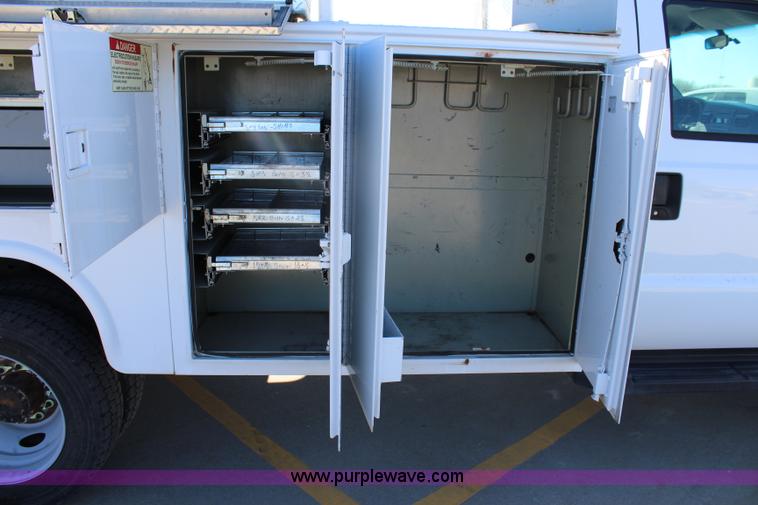 image for item L2385 2007 Ford F550 utility truck with crane