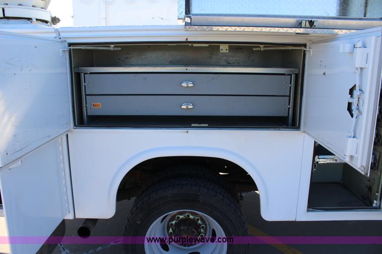 image for item L2385 2007 Ford F550 utility truck with crane