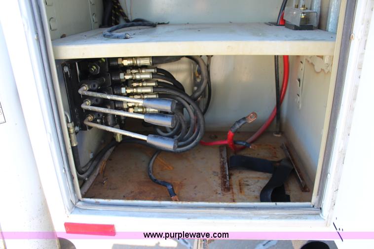 image for item L2385 2007 Ford F550 utility truck with crane