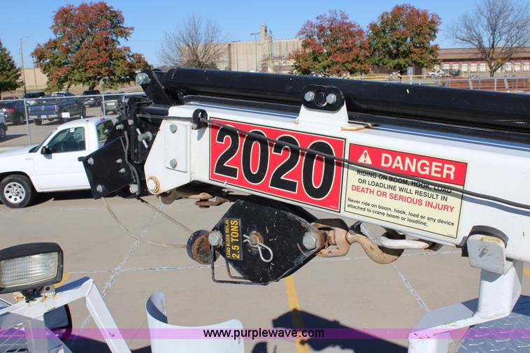 image for item L2385 2007 Ford F550 utility truck with crane