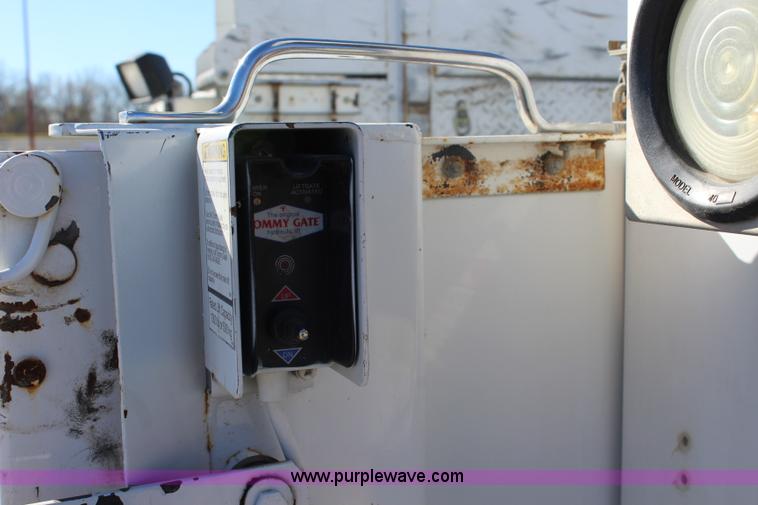 image for item L2385 2007 Ford F550 utility truck with crane