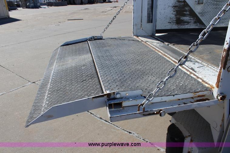 image for item L2385 2007 Ford F550 utility truck with crane