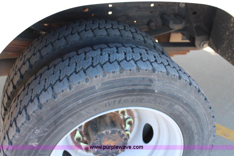 image for item L2385 2007 Ford F550 utility truck with crane