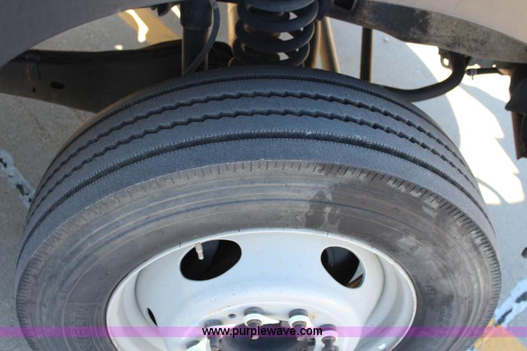 image for item L2385 2007 Ford F550 utility truck with crane