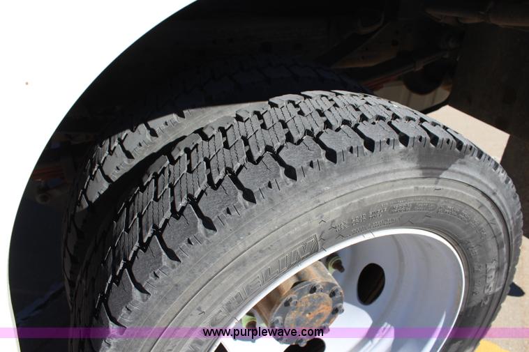 image for item L2385 2007 Ford F550 utility truck with crane