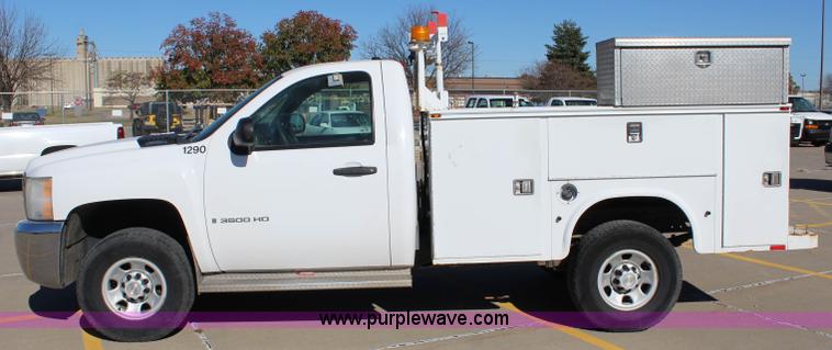 image for item L2386 2007 Chevrolet Silverado 3500HD utility truck