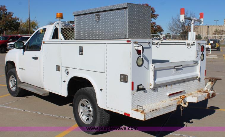 image for item L2386 2007 Chevrolet Silverado 3500HD utility truck