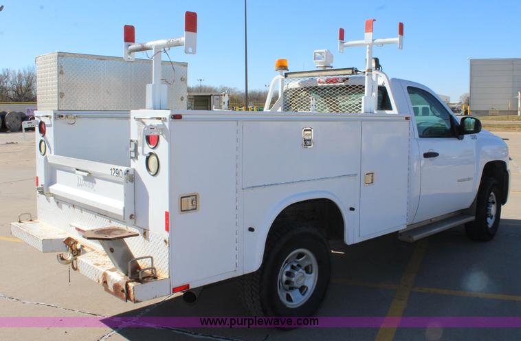 image for item L2386 2007 Chevrolet Silverado 3500HD utility truck