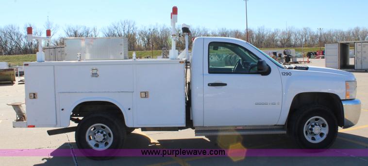 image for item L2386 2007 Chevrolet Silverado 3500HD utility truck
