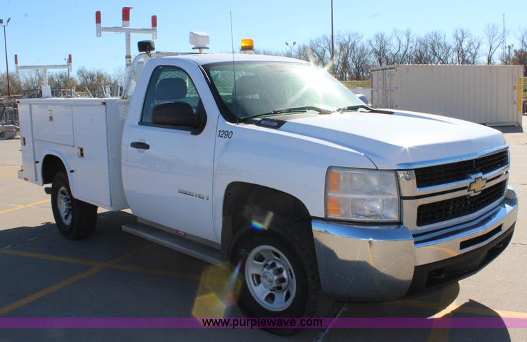 image for item L2386 2007 Chevrolet Silverado 3500HD utility truck