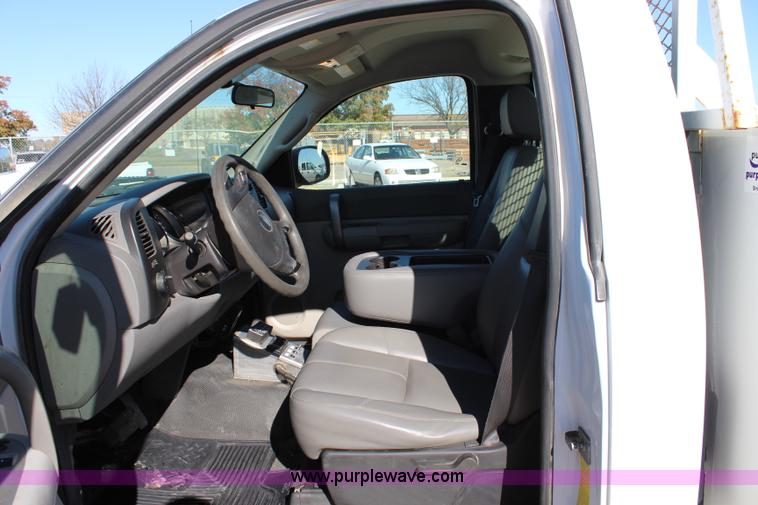 image for item L2386 2007 Chevrolet Silverado 3500HD utility truck