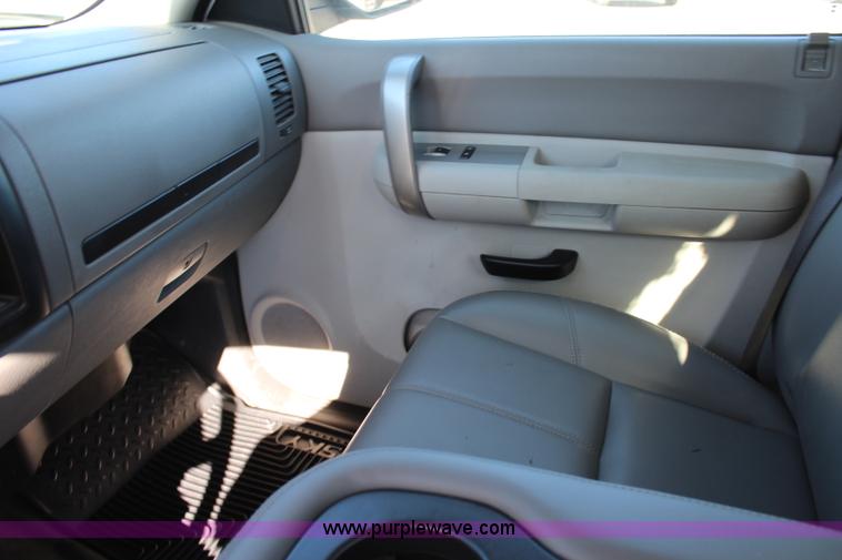 image for item L2386 2007 Chevrolet Silverado 3500HD utility truck