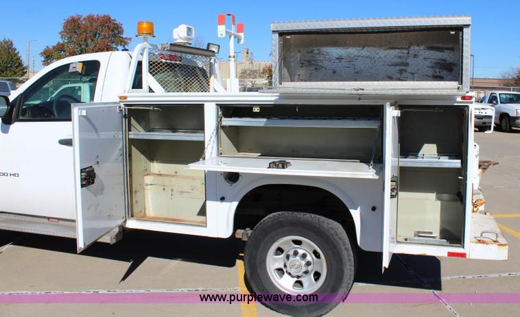 image for item L2386 2007 Chevrolet Silverado 3500HD utility truck