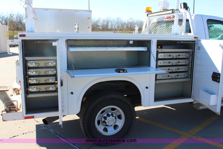 image for item L2386 2007 Chevrolet Silverado 3500HD utility truck