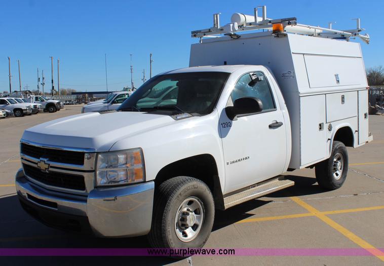 image for item L2388 2007 Chevrolet Silverado 3500HD utility truck