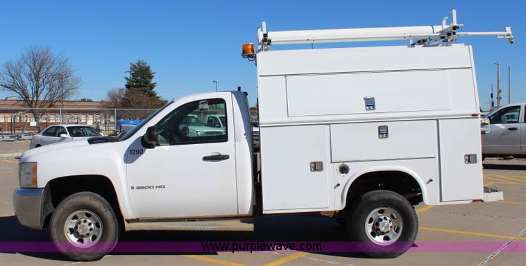 image for item L2388 2007 Chevrolet Silverado 3500HD utility truck