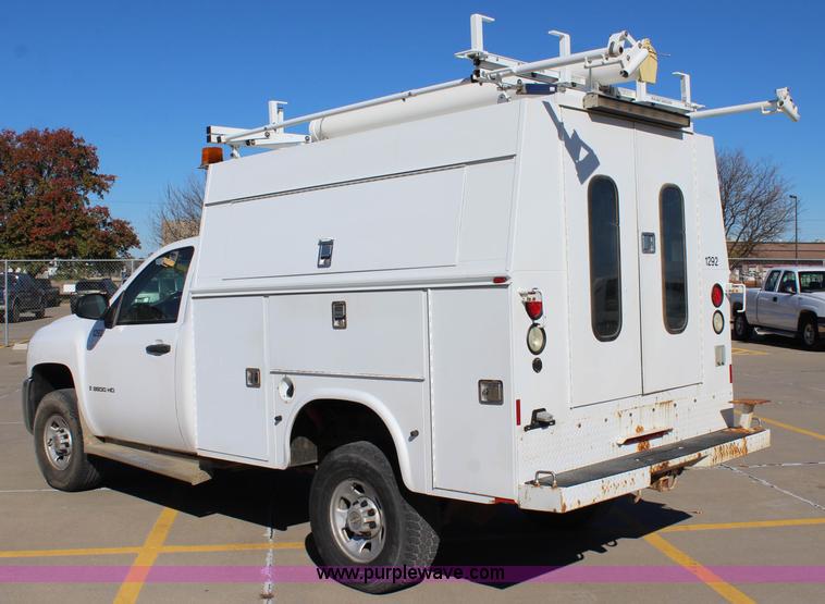 image for item L2388 2007 Chevrolet Silverado 3500HD utility truck