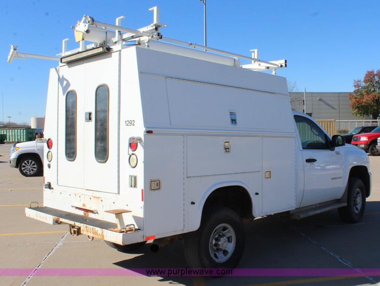 image for item L2388 2007 Chevrolet Silverado 3500HD utility truck
