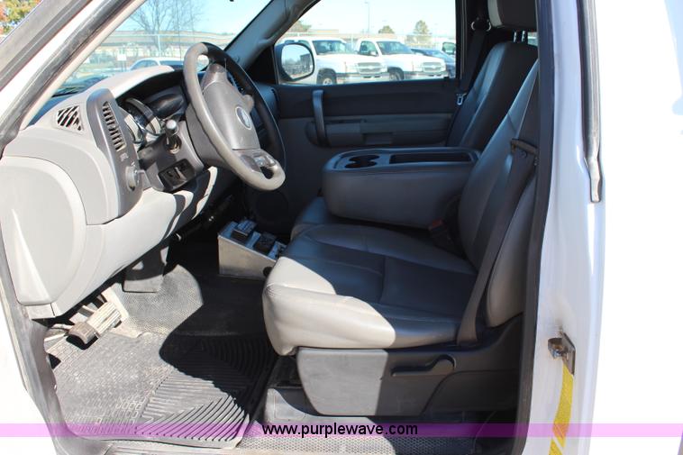 image for item L2388 2007 Chevrolet Silverado 3500HD utility truck