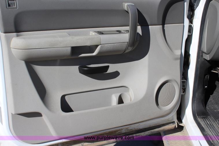 image for item L2388 2007 Chevrolet Silverado 3500HD utility truck