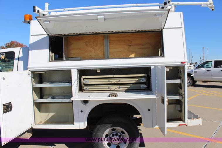 image for item L2388 2007 Chevrolet Silverado 3500HD utility truck