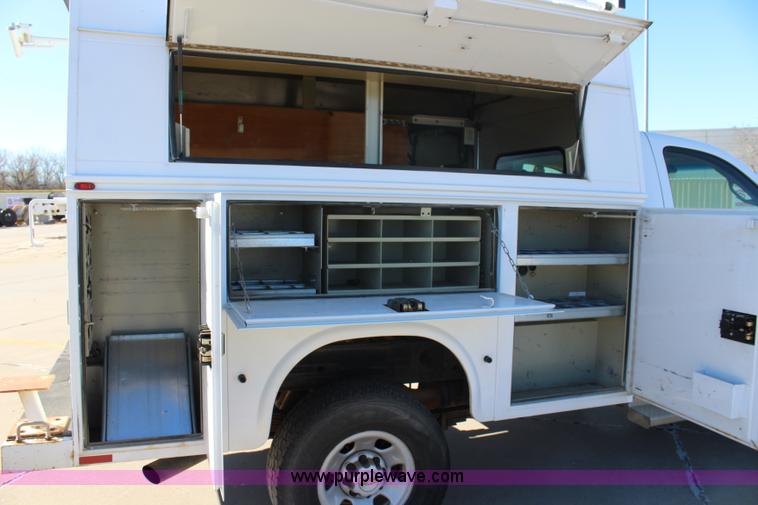 image for item L2388 2007 Chevrolet Silverado 3500HD utility truck