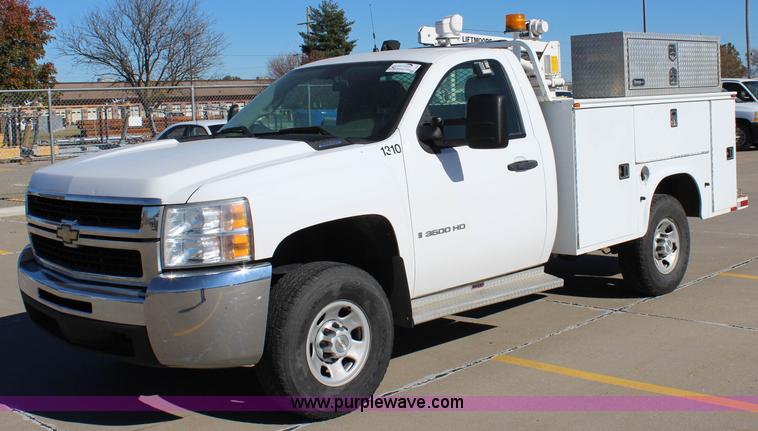 image for item L2391 2007 Chevrolet Silverado 3500HD utility truck with crane