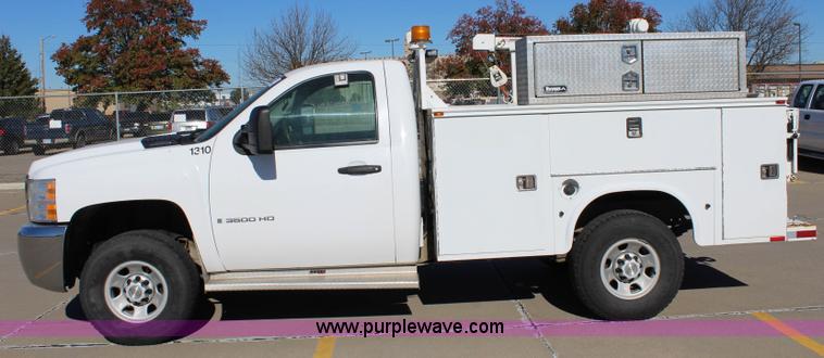 image for item L2391 2007 Chevrolet Silverado 3500HD utility truck with crane