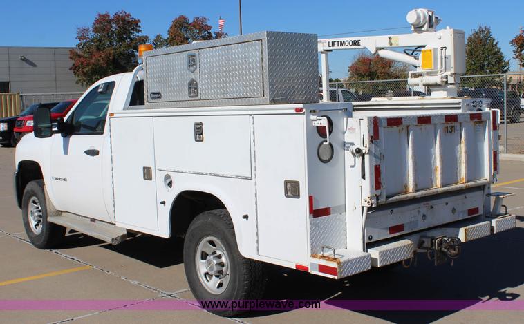 image for item L2391 2007 Chevrolet Silverado 3500HD utility truck with crane