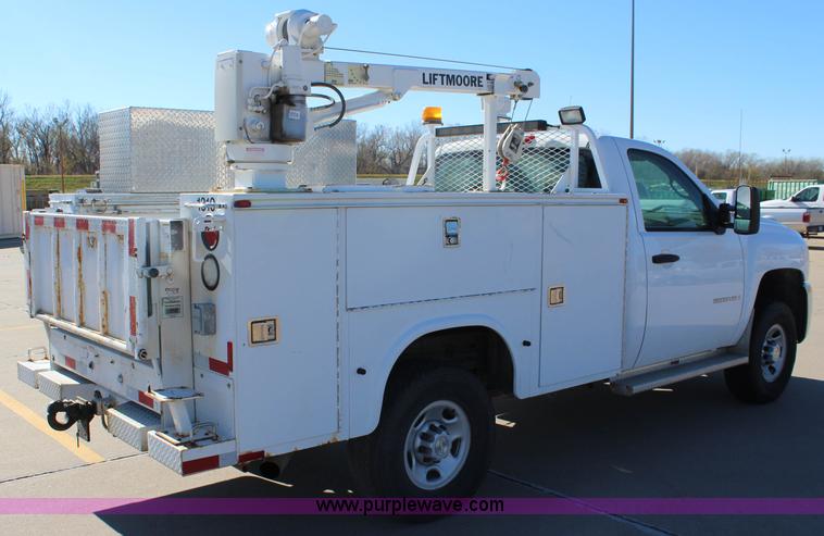 image for item L2391 2007 Chevrolet Silverado 3500HD utility truck with crane