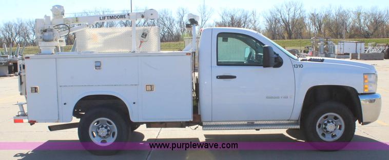 image for item L2391 2007 Chevrolet Silverado 3500HD utility truck with crane