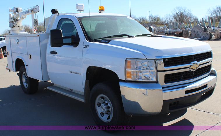 image for item L2391 2007 Chevrolet Silverado 3500HD utility truck with crane