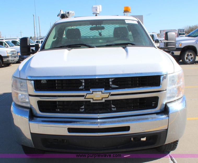 image for item L2391 2007 Chevrolet Silverado 3500HD utility truck with crane