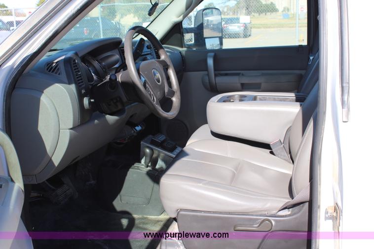 image for item L2391 2007 Chevrolet Silverado 3500HD utility truck with crane