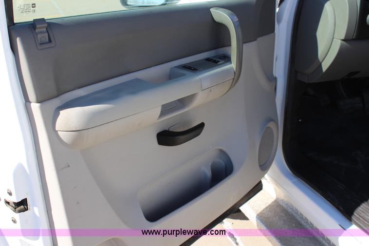 image for item L2391 2007 Chevrolet Silverado 3500HD utility truck with crane