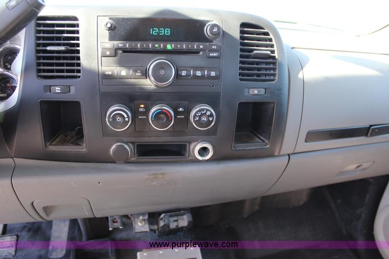 image for item L2391 2007 Chevrolet Silverado 3500HD utility truck with crane