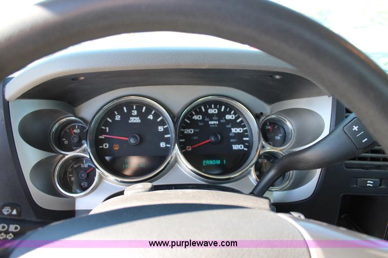 image for item L2391 2007 Chevrolet Silverado 3500HD utility truck with crane