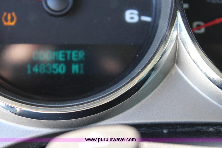 image for item L2391 2007 Chevrolet Silverado 3500HD utility truck with crane