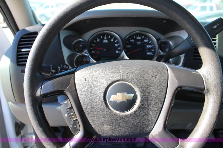 image for item L2391 2007 Chevrolet Silverado 3500HD utility truck with crane