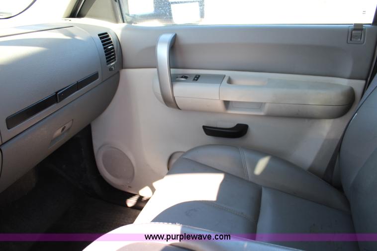 image for item L2391 2007 Chevrolet Silverado 3500HD utility truck with crane