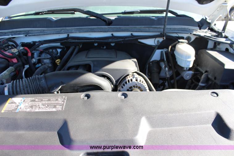 image for item L2391 2007 Chevrolet Silverado 3500HD utility truck with crane