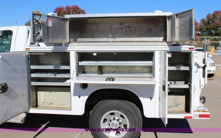 image for item L2391 2007 Chevrolet Silverado 3500HD utility truck with crane